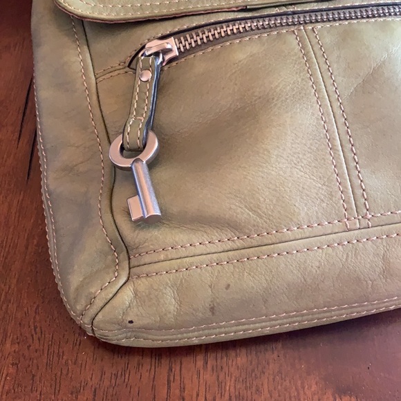 ☘️Authentic Fossil Green Leather Crossbody 💚 - Picture 10 of 12